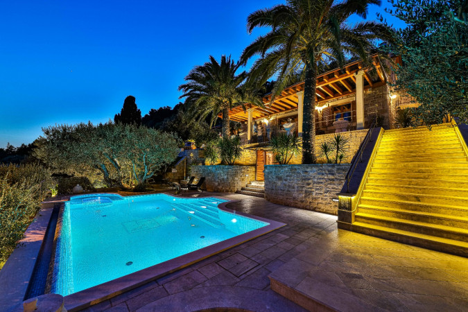 Villa Tomislav Split, s bazenom i pogledom na more Split