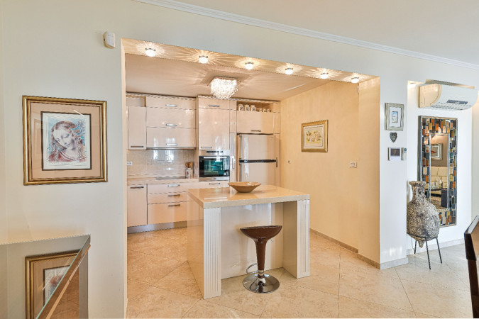 Villa Tomislav Split, s bazenom i pogledom na more Split