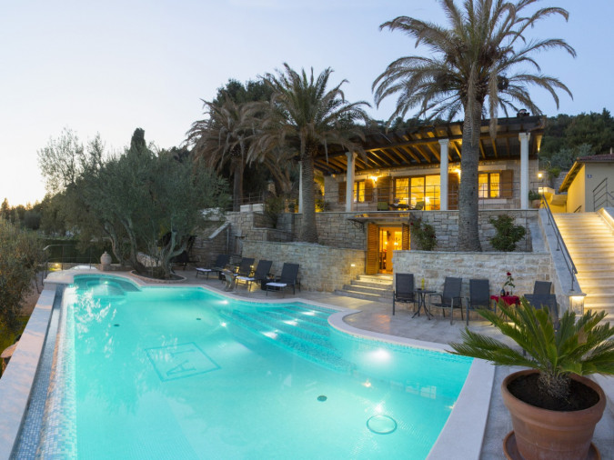 Villa Tomislav Split, s bazenom i pogledom na more Split